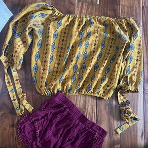 Crop top sleeve. Like new. Size medium